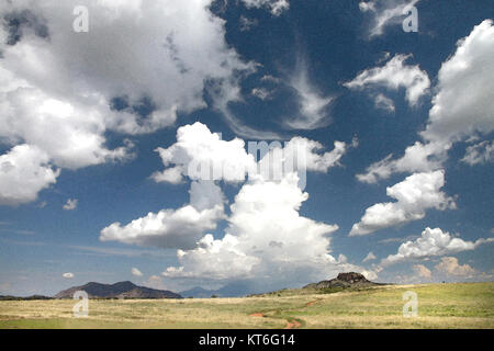 Questa immagine mostra una vista panoramica della contea di Santa Cruz in Arizona, catturando la bellezza naturale e l'ampio paesaggio della regione. La fotografia evidenzia il terreno accidentato e l'ambiente desertico tipico della zona. Foto Stock