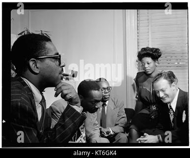 (Ritratto di Dizzy Gillespie, Tadd Dameron, Hank Jones, Mary Lou Williams, e Milt Orent, Mary Lou Williams' appartamento, New York, N.Y., ca. Agosto 1947) (5189930852) Foto Stock