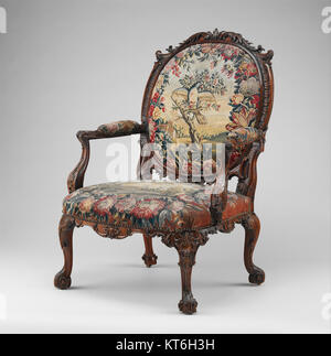 Questa poltrona, una delle quattro, fa parte della collezione del Metropolitan Museum of Art. Rappresenta una raffinata maestria artigianale nel design degli arredi, mostrando elementi eleganti tipici del periodo e contribuendo alla vasta collezione di arti decorative del museo. Foto Stock