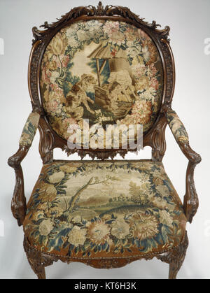 Questa poltrona, una delle quattro, fa parte della collezione del Metropolitan Museum of Art Il suo design riflette l'eleganza e l'artigianalità tipiche del suo periodo, mostrando sia funzionalità che fascino estetico. Foto Stock