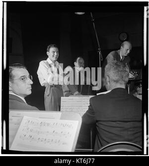 (Ritratto di Frank Sinatra e Axel Stordahl, Liederkrantz Hall di New York, N.Y., ca. 1947) (5148184201) Foto Stock