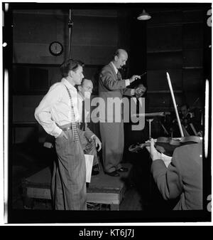 (Ritratto di Frank Sinatra e Axel Stordahl, Liederkrantz Hall di New York, N.Y., ca. 1947) (5148184771) Foto Stock