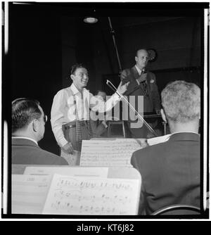 (Ritratto di Frank Sinatra e Axel Stordahl, Liederkrantz Hall di New York, N.Y., ca. 1947) (5148789904) Foto Stock