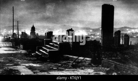 Arnold Genthe era un fotografo noto per aver catturato eventi significativi nella storia, tra cui il terremoto di San Francisco del 1906. La sua fotografia, scattata dopo il terremoto, fornisce una potente rappresentazione visiva della distruzione causata da questo evento storico. Foto Stock