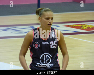 Questa immagine cattura un momento di una partita di basket tra Arras Pays d'Artois e Toulouse MÃ©tropole Basket, tenutasi il 16 settembre 2017. La partita sfoggia un'azione di basket competitiva. Foto Stock
