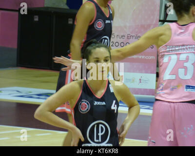 Una partita di basket tra Arras Pays d'Artois e Toulouse Metropole Basket, tenutasi il 16 settembre 2017, che mostra l'azione competitiva e le prestazioni atletiche di entrambe le squadre del campionato francese di basket. Foto Stock