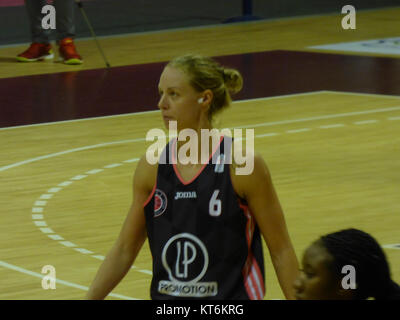 Una foto della partita di basket del 2017 tra Arras Pays d'Artois e Tolosa, che mostra un momento del gioco e la sua atmosfera competitiva. Foto Stock