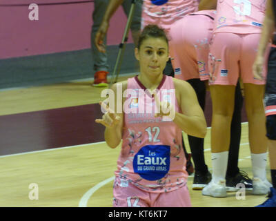 Questa immagine è correlata a una partita di basket tra Arras Pays d'Artois e Toulouse Metropole il 16 settembre 2017. Cattura un momento del gioco in un ambiente da basket professionale. Foto Stock