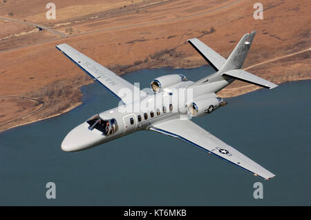 Un UC-35D ali lungo oltre la Carolina del Nord campagna durante un volo di manutenzione nel marzo 2011. L'UC-35 è uno dei vari aerei operati da Marino squadrone di trasporto 1 in questi ultimi anni a sostegno della sua nel mondo missioni di trasporto. Verso la fine di dicembre 2017, VMR-1 si trasferirà dal Marine Corps Air Station Cherry Point, N.C., per la sua nuova base di operazioni in Fort Worth, Texas, al di sotto del quarto aeromobile marino ala. Lo squadrone rivolto la sua UC-35 missione di trasporto oltre a Cherry Point presso la sede centrale e sede squadrone nel novembre 2017. Foto Stock