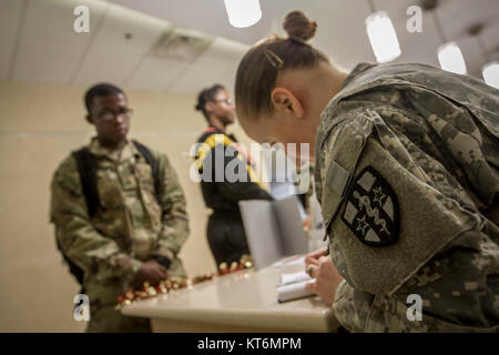 Spc. Rebecca Pletcher, 7250th assistenza medica, unità di processo un soldato durante il soldato elaborazione Readiness a Fort Belvoir Comunità Ospedale, Dic 10, 2017. Il 7250th Medical Unità di supporto è una delle molte unità che ricadono sotto la riserva di esercito Comando medici. ARMEDCOM fornisce di mobilitazione e di supporto per la distribuzione di militare attiva di impianti di trattamento e gli imprevisti mentre fornisce anche assistenza sanitaria per le risorse europee negli Stati Uniti attraverso il ministero della Difesa ha disponibilità innovativo programma di formazione. (U.S. Esercito Foto Stock