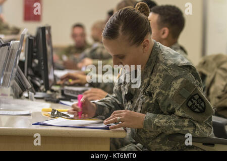 Spc. Rebecca Pletcher, 7250th Medical Unità di supporto, elabora un soldato durante il soldato elaborazione Readiness a Fort Belvoir Comunità Ospedale, Dic 10, 2017. Il 7250th è stato creato per il plug-in in diverse strutture mediche sia CONUS e OCONUS ed è parte della riserva di esercito Comando medici. In 2016, ARMEDCOM completato un HQDA-trasformazione diretta, aumentando da 76 a oltre 100 unità. (U.S. Esercito Foto Stock