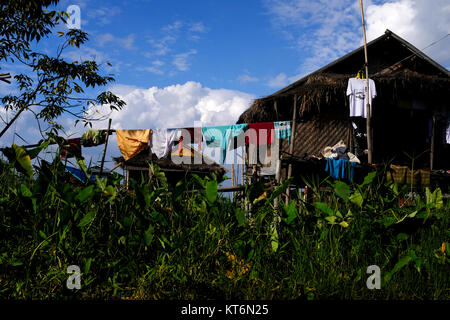 Vestiti appesi in un villaggio galleggiante sul Lago Inle, Myanmar Foto Stock