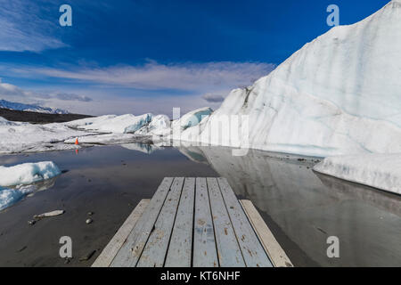 Tavolo da picnic con acqua di fusione si sono riuniti in un lago glaciale in prossimità della fine del ghiacciaio Matanuska, a nord-est di Anchorage in Alaska,, STATI UNITI D'AMERICA Foto Stock