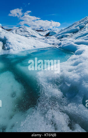 Piccolo lago glaciale sul ghiacciaio Matanuska, a nord-est di Anchorage in Alaska,, STATI UNITI D'AMERICA Foto Stock