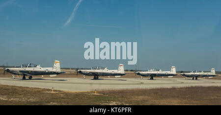 I piloti assegnato all'ottantacinquesimo Flying Training Squadron, attendere per taxi giù per la pista di Laughlin Air Force Base in Texas, nov. 30, 2017. La missione principale dell'ottantacinquesimo FTS è quello di insegnare ai corsi di laurea specialistica pilota di formazione di base agli studenti le abilità di volo. (U.S. Air Force Foto Stock