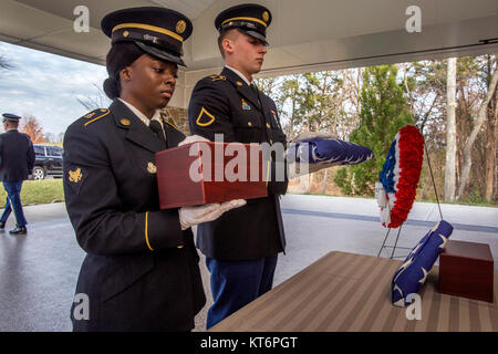 Stati Uniti Army Spc. Da Mahalia Reevey, sinistra e PFC. Mischa Legoff, entrambi membri del Brigadiere Generale William C. Doyle Memorial Cemetery Guardia d'onore, preparatevi a mettere la bandiera americana e un'urna con-te la cremains di un veterano durante la ventiseiesima New Jersey missione di onore cerimonia della Cem-etery a North Hanover Township, N.J., nov. 30, 2017. Il cremains di una guerra mondiale - veterano John J. Aron, sette II Guerra Mondiale Veterani - Leslie H. Allen, Louis J. Bakelaar, Gilbert C. Johnson, Theodore Martin, Robert W. Milner, James K. Molony e Edith L. Sherwood e un veterano del Vietnam, Bruce Kin Foto Stock