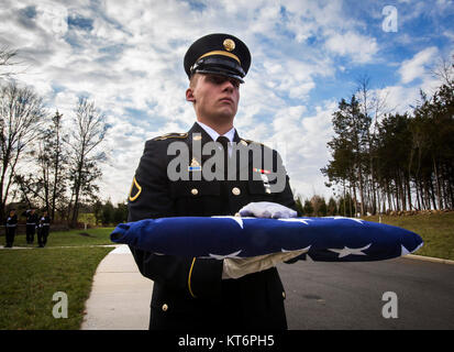 Stati Uniti Pfc dell'esercito. Mischa Legoff con il Generale di Brigata William C. Doyle Memorial Cemetery Guardia d'onore riceve una bandiera americana durante la ventiseiesima New Jersey missione di onore cerimonia della Ceme-teria a North Hanover Township, N.J., nov. 30, 2017. Il cremains di una guerra mondiale - veterano John J. Aron, sette II Guerra Mondiale Veterani - Leslie H. Allen, Louis J. Bakelaar, Gilbert C. Johnson, Theodore Martin, Robert W. Milner, James K. Molony e Edith L. Sherwood e un veterano del Vietnam, Bruce King, sono stati premiati durante la cerimonia. NJMOH la missione di identificare, recuperare e intern il cremato Foto Stock