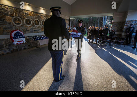 Soldati con il Generale di Brigata William C. Doyle Memorial Cemetery Guardia d'onore piegare la bandiera americana durante la ventiseiesima New Jersey missione di onore cerimonia presso il Generale di Brigata William C. Doyle Memorial Cemetery in North Hanover Township, N.J., nov. 30, 2017. Il cremains di una guerra mondiale - veterano John J. Aron, sette II Guerra Mondiale Veterani - Leslie H. Allen, Louis J. Bakelaar, Gilbert C. Johnson, Theodore Martin, Robert W. Milner, James K. Molony e Edith L. Sherwood e un veterano del Vietnam, Bruce King, sono stati premiati durante la cerimonia. NJMOH la missione di identificare, recuperare e Foto Stock