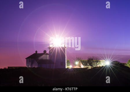 Cromer faro di notte sotto le stelle e la Via Lattea Foto Stock