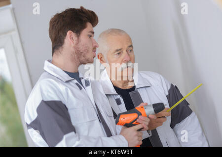 Apprendista e mentore lavorando presso il sito Foto Stock