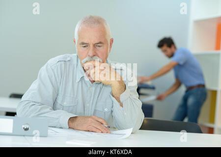 Senior uomo in aula Foto Stock