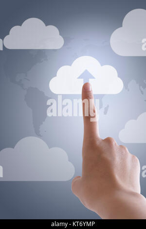 Dito che indica un'icona a forma di nuvola con una freccia verso l'alto e il concetto di cloud computing Foto Stock