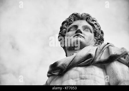 Una delle statue dei Dioscuri in piazza del Campidoglio a Roma. Foto Stock