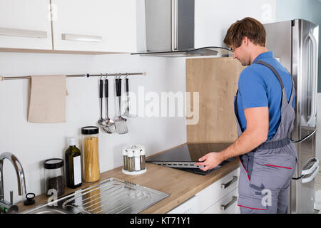 Uomo in generale l'installazione di Fornelli a induzione Foto Stock