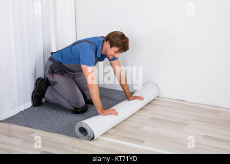 Tuttofare Rolling tappeto sul pavimento Foto Stock