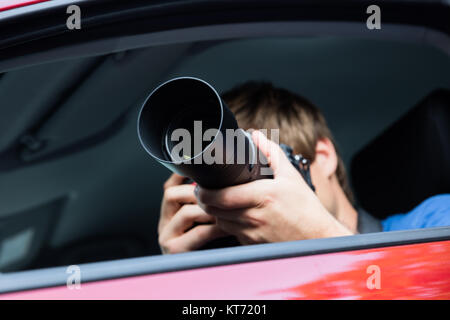 Uomo di fotografare con SLR Fotocamera Foto Stock