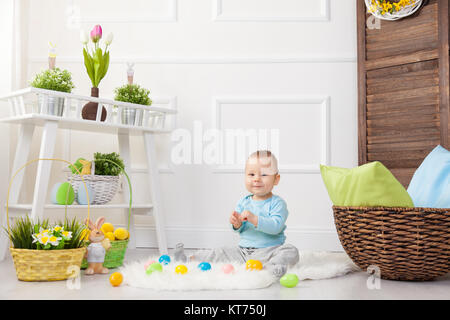 Uovo di Pasqua Caccia. Adorabili bambini che giocano con le uova di Pasqua in casa Foto Stock