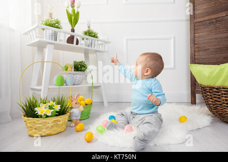 Uovo di Pasqua Caccia. Adorabili bambini che giocano con le uova di Pasqua in casa Foto Stock