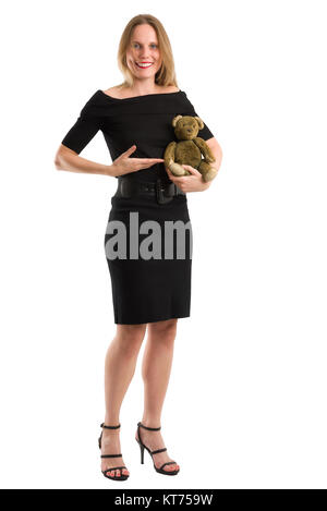 Donna elegante canoodling suo antichissimo teddy,isolato su bianco Foto Stock