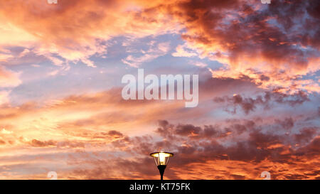 Nuvole sul cielo celeste Foto Stock