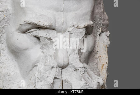 Positivo Negativo modulo. Le mani dello scultore e martello dettaglio mentre il carving. Foto Stock