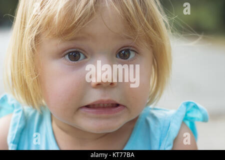 Adorabile bambina rendendo disgustato o sorpresa di fronte Foto Stock