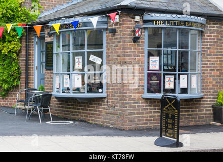 Il piccolo negozio di Barbiere in Arundel, West Sussex, in Inghilterra, Regno Unito. Foto Stock