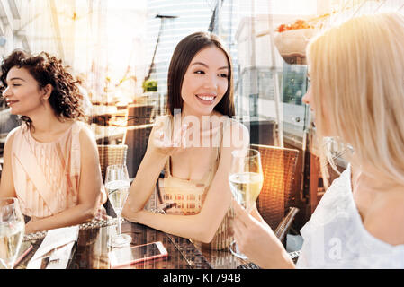 Bella felici donne aventi una conversazione Foto Stock