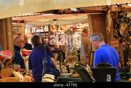 Mercato di antiquariato in Campo San Maurizio, Venezia. Mercatino dell'antiquariato di Campo San Maurizio Foto Stock