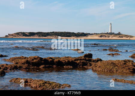 La spiaggia di Caños de Meca, con il faro di Trafalgar in background, al capo dello stesso nome, nel sud della Spagna Foto Stock