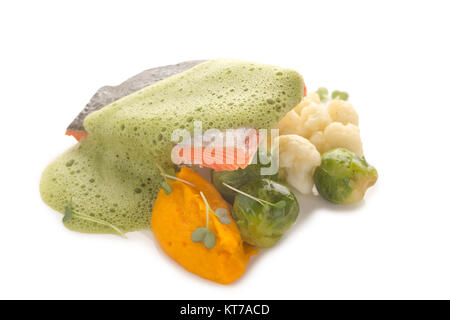 Molecular moderna cucina di pesce rosso e verdure in una salsa di schiumato su uno sfondo bianco, close-up Foto Stock