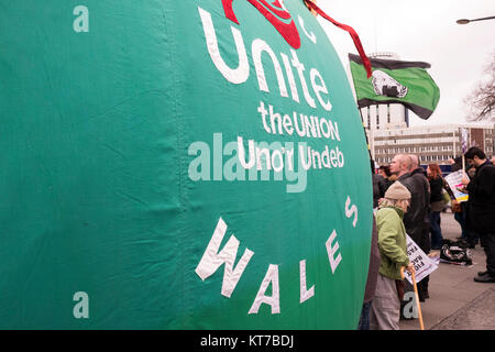 Le persone si sono stretti nella parte anteriore del Cardiff Central Tran stazione in opposizione a annunciato demo fascista e per impedire loro di entrare Cardiff City. Foto Stock