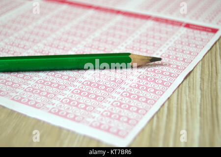 Esame ottica, carta ottica, studente ed esame carta ottica, segnati ottici di foto su carta, carte ottiche per siti didattici Foto Stock