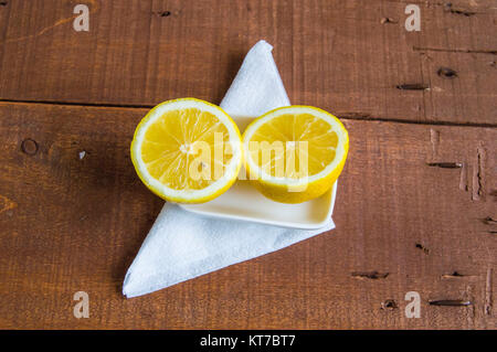 Coltello e immagini di limone pronti per il taglio sulla tavola fresca limone succosa sulla parte superiore dell'insalata e freschi per il pesce pronto a servire le foto di limone, quando il limone è tagliato Foto Stock