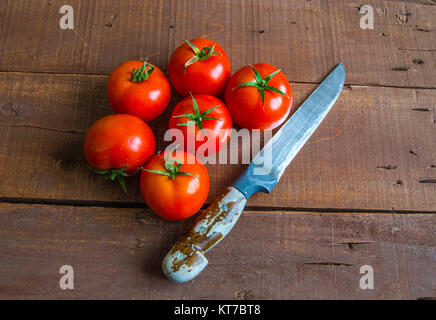 Pomodori pronto per insalate, immagini del meraviglioso Pomodori Pomodori sul coltello e tagliere Foto Stock