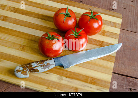 Pomodori pronto per insalate, immagini del meraviglioso Pomodori Pomodori sul coltello e tagliere Foto Stock