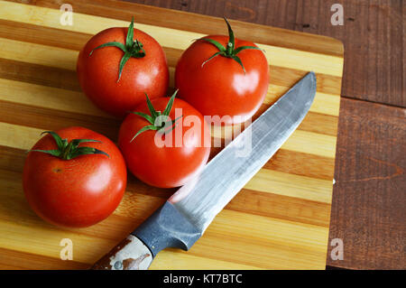 Pomodori pronto per insalate, immagini del meraviglioso Pomodori Pomodori sul coltello e tagliere Foto Stock