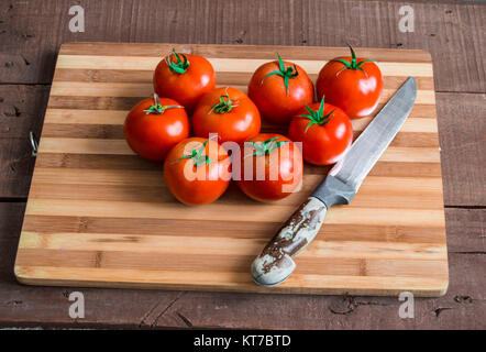 Pomodori pronto per insalate, immagini del meraviglioso Pomodori Pomodori sul coltello e tagliere Foto Stock