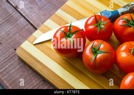 Pomodori pronto per insalate, immagini del meraviglioso Pomodori Pomodori sul coltello e tagliere Foto Stock