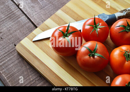 Pomodori pronto per insalate, immagini del meraviglioso Pomodori Pomodori sul coltello e tagliere Foto Stock